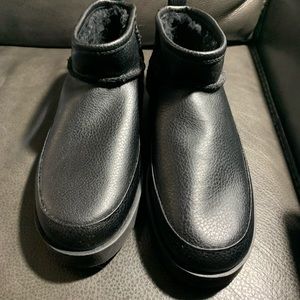 Like new black leather ultra mini Uggs size 8 women’s booties